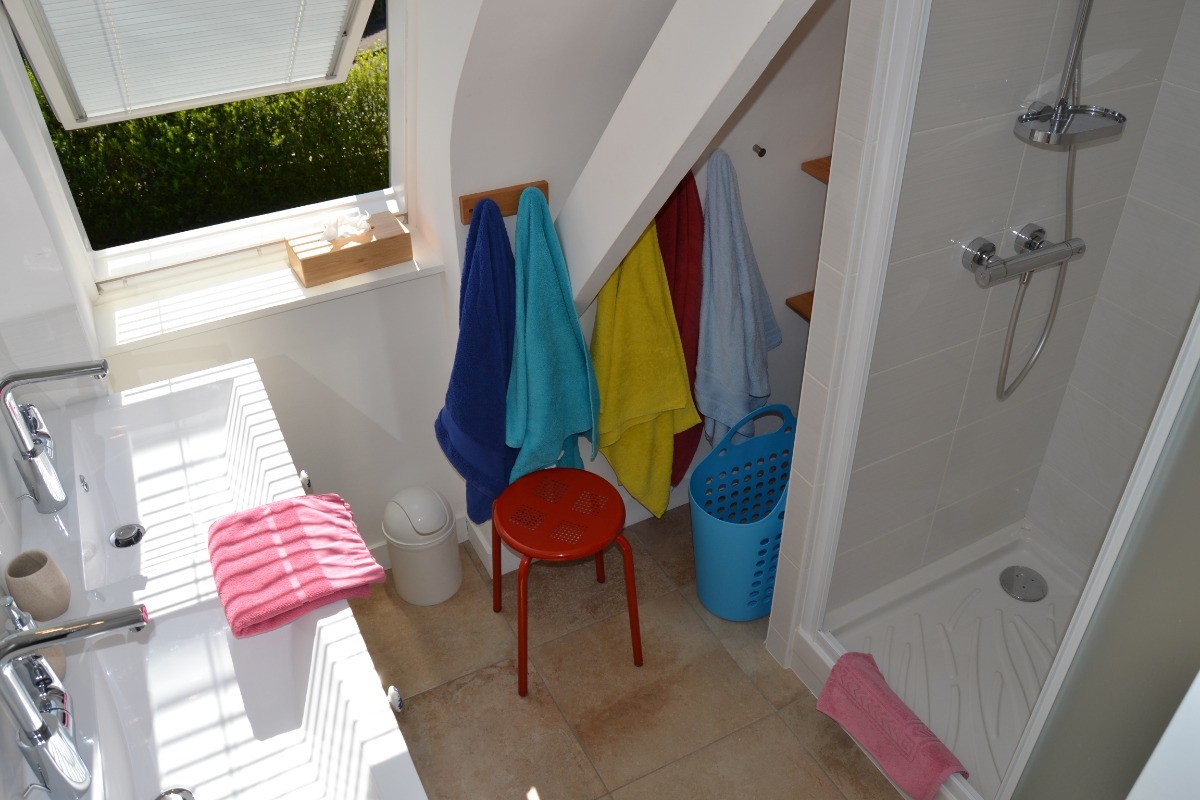 Salle d'eau à l'étage : Douche, Évier double vasque, Sèche cheveux, Sèche serviettes, Rangements