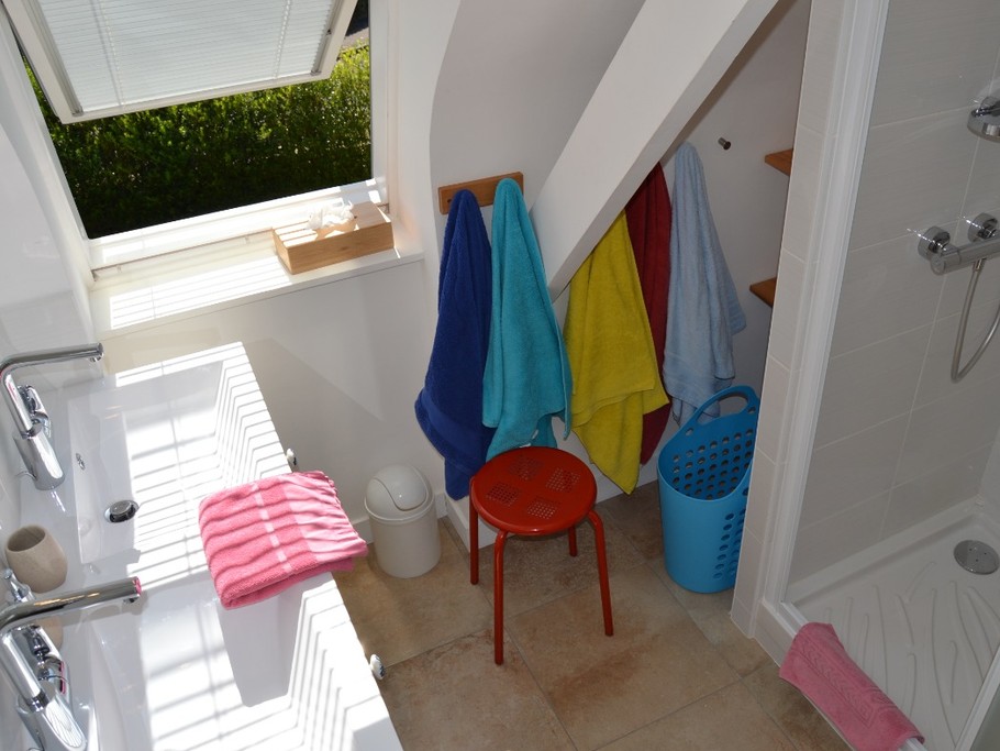 Salle d'eau à l'étage : Douche, Évier double vasque, Sèche cheveux, Sèche serviettes, Rangements