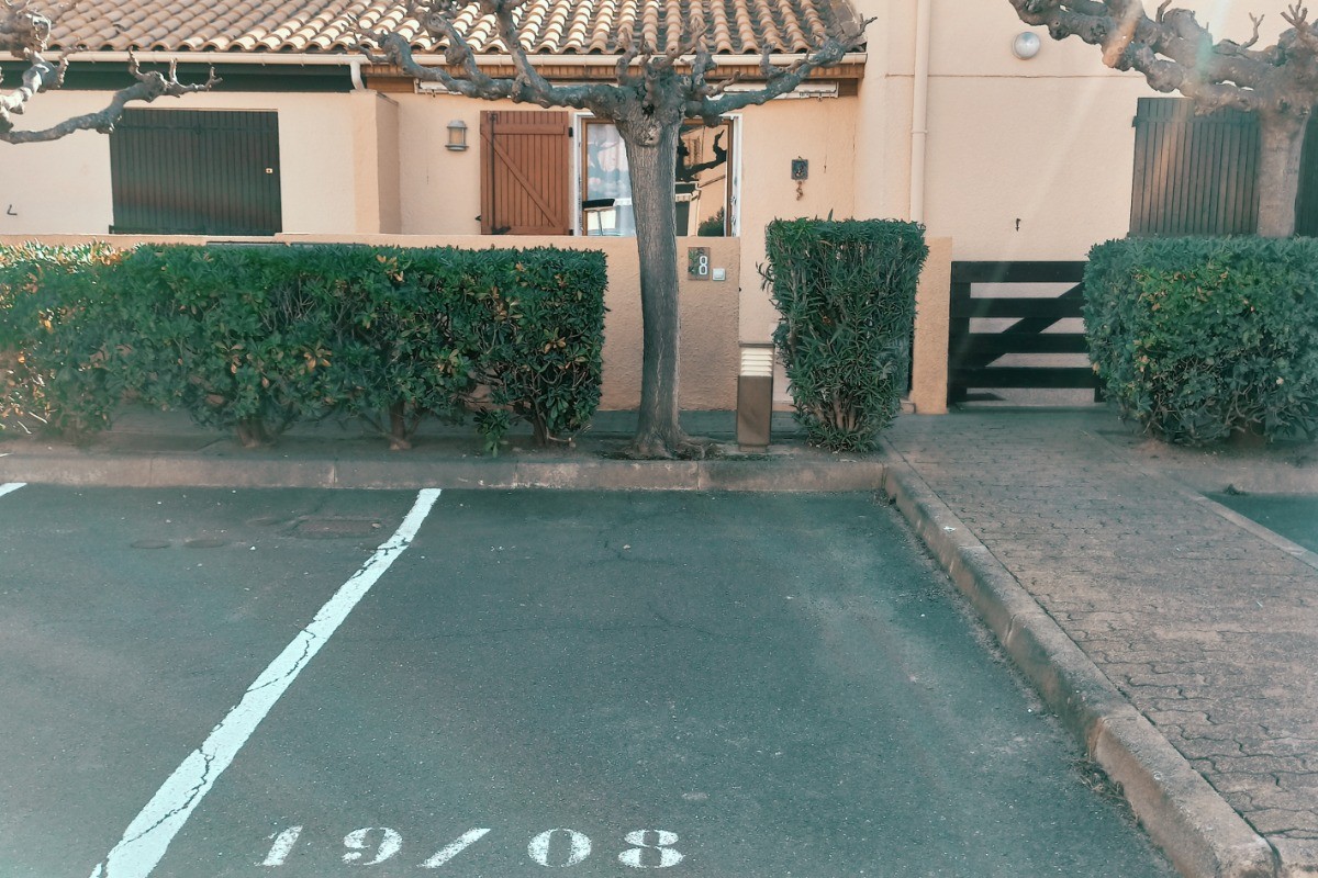 Place de parking réservée devant la location
