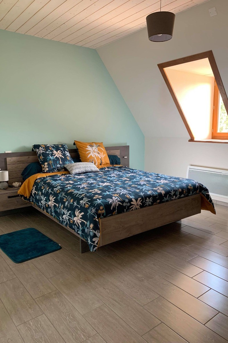 Chambre bleue SDB + WC partagés avec chambre grise.