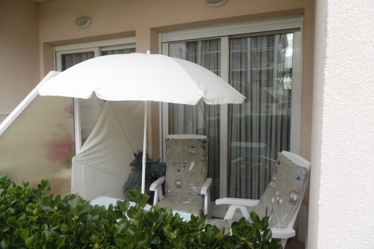 terrasse avec vue sur le bassin de plaisance