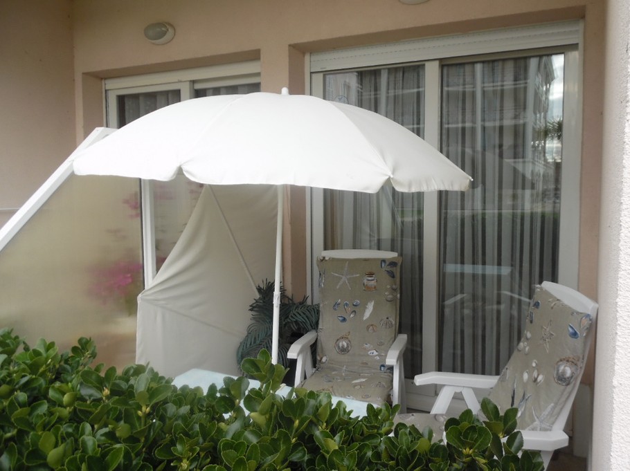 terrasse avec vue sur le bassin de plaisance