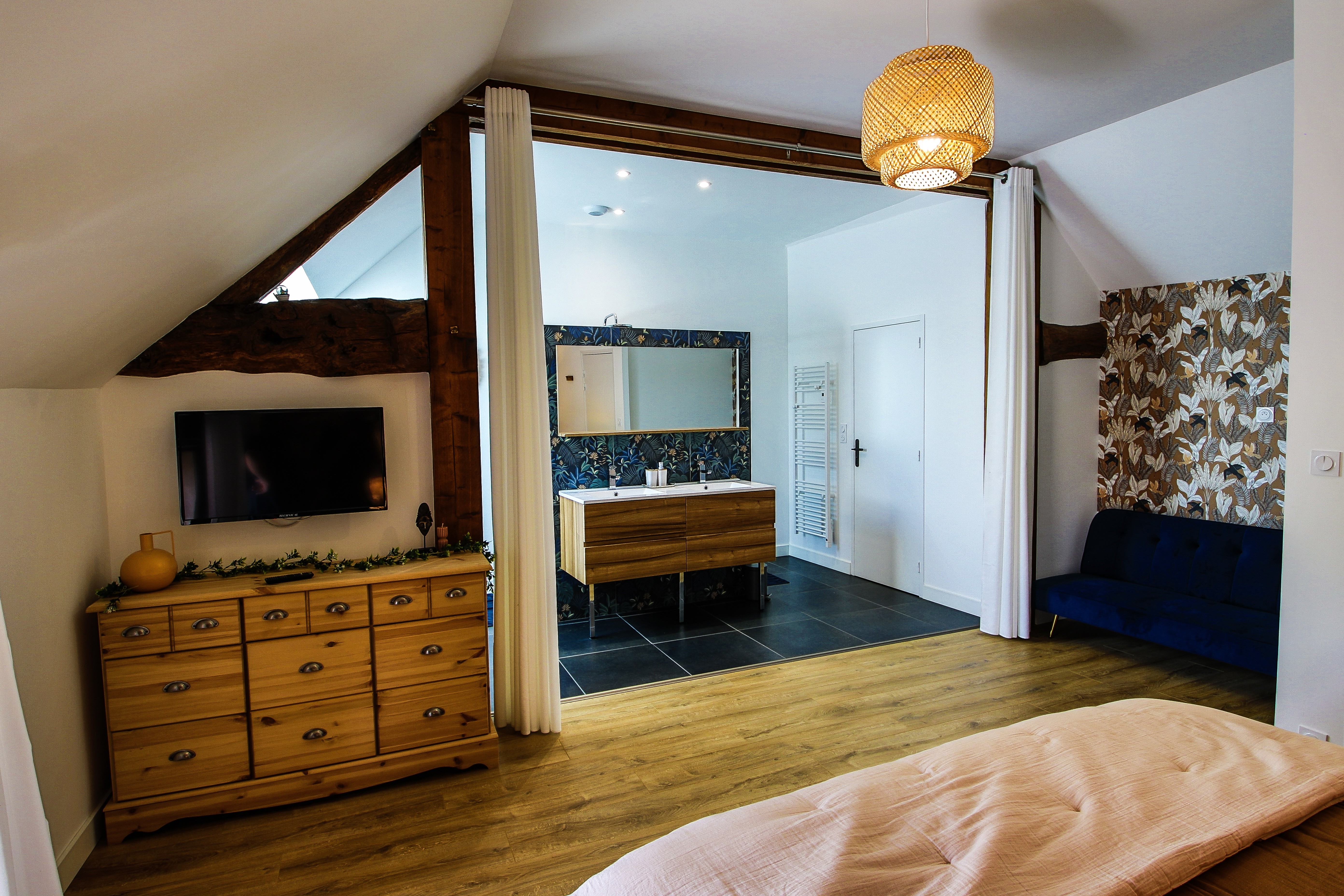 Chambre 1  : chambre spacieuse pour deux personnes avec lit 160x200 cm, TV, canapé, et sa grande salle de bain double vasques (baignoire et douche) et WC séparés.