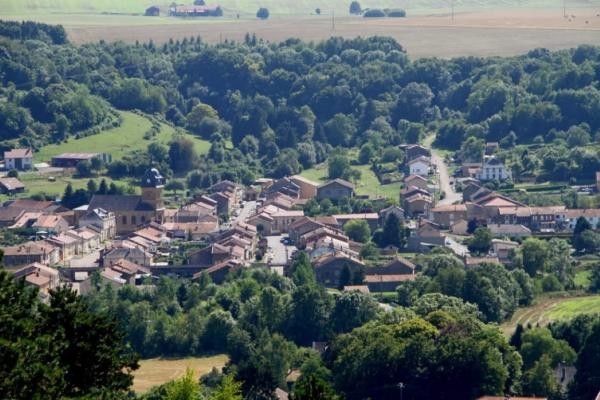 Vue du village depuis la pelouse calcaire