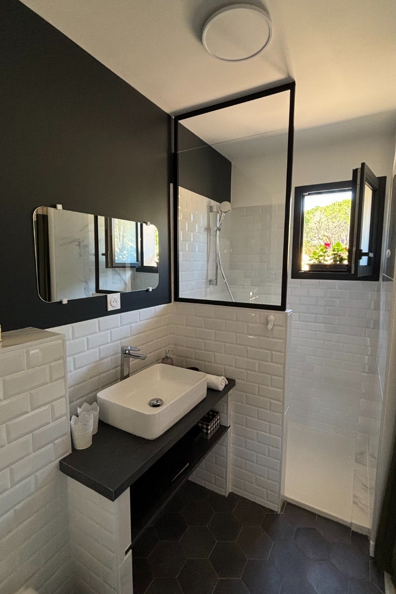 SALLE DE DOUCHE AVEC TOILETTE POUR CHAQUE CHAMBRE
