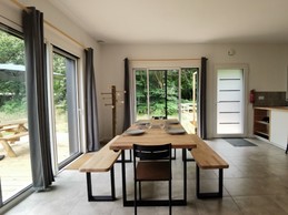 séjour avec accès à la terrasse par les 2 baies vitrées