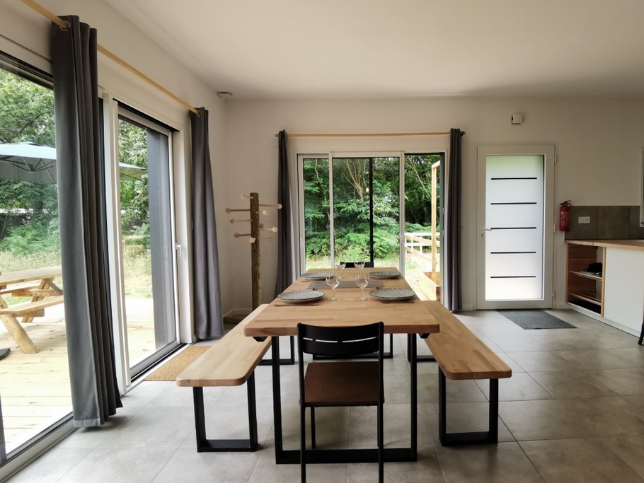 séjour avec accès à la terrasse par les 2 baies vitrées