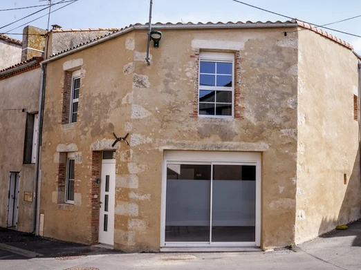 Façade de la maison vue de la rue