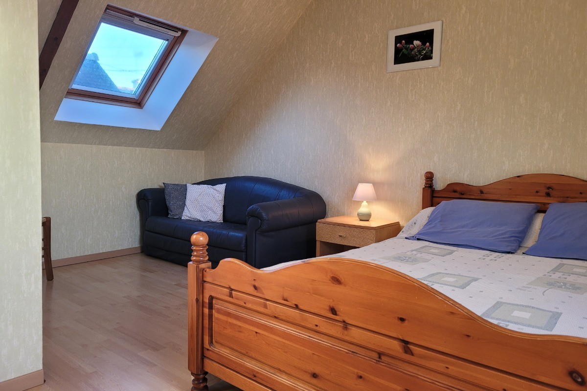 Guezou, Location à Plouha, Clévacances, chambre de l'étage (gauche) avec lit double et coin canapé