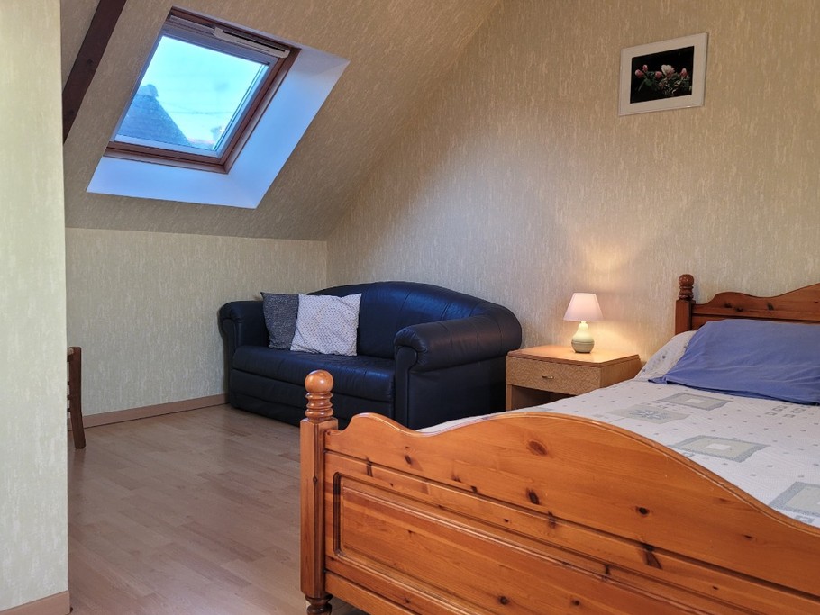 Guezou, Location à Plouha, Clévacances, chambre de l'étage (gauche) avec lit double et coin canapé