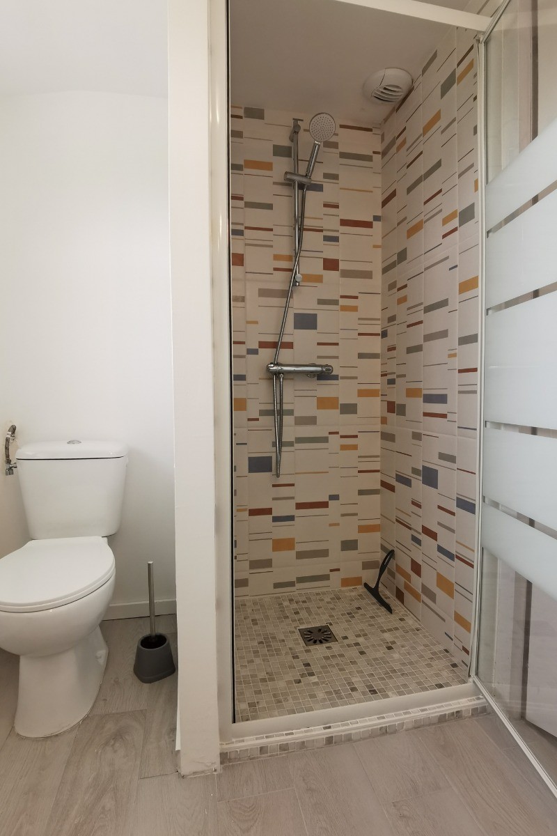 Etage: Salle d'eau avec WC