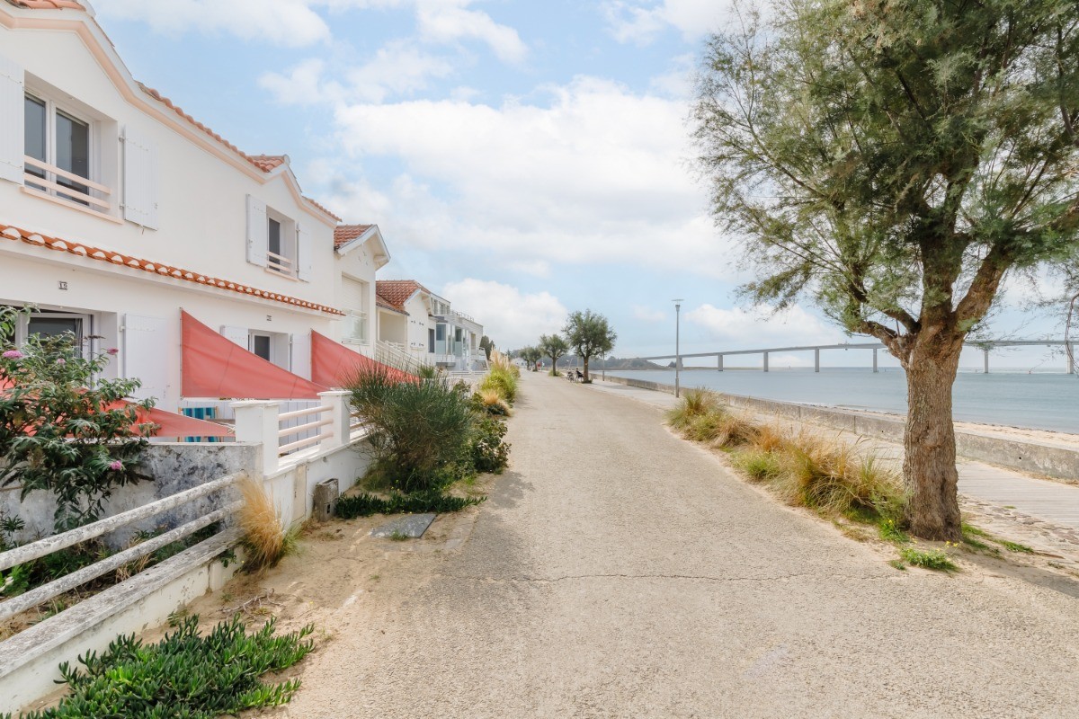 façade de la villa et esplanade piétonne de Fromentine