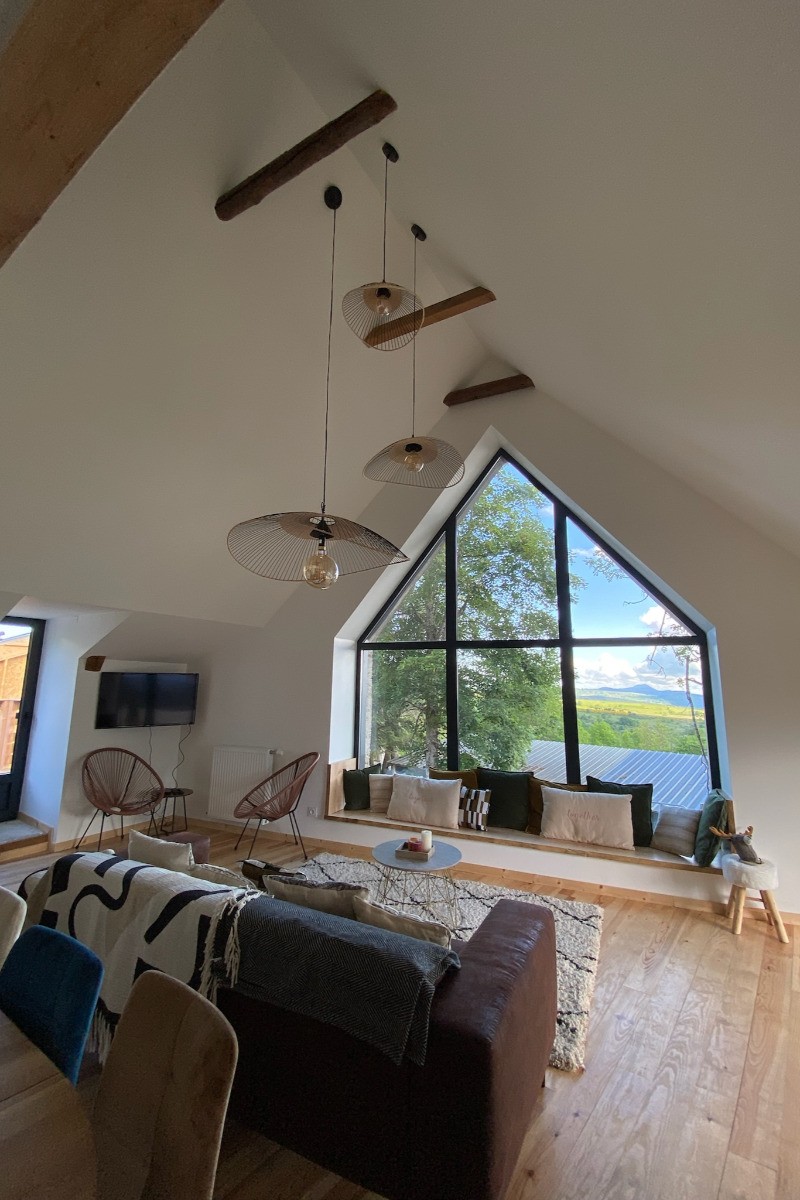 Salon avec vue magnifique à travers la baie vitrée