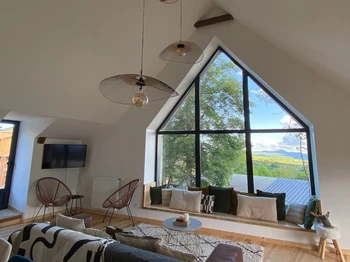 Salon avec vue magnifique à travers la baie vitrée