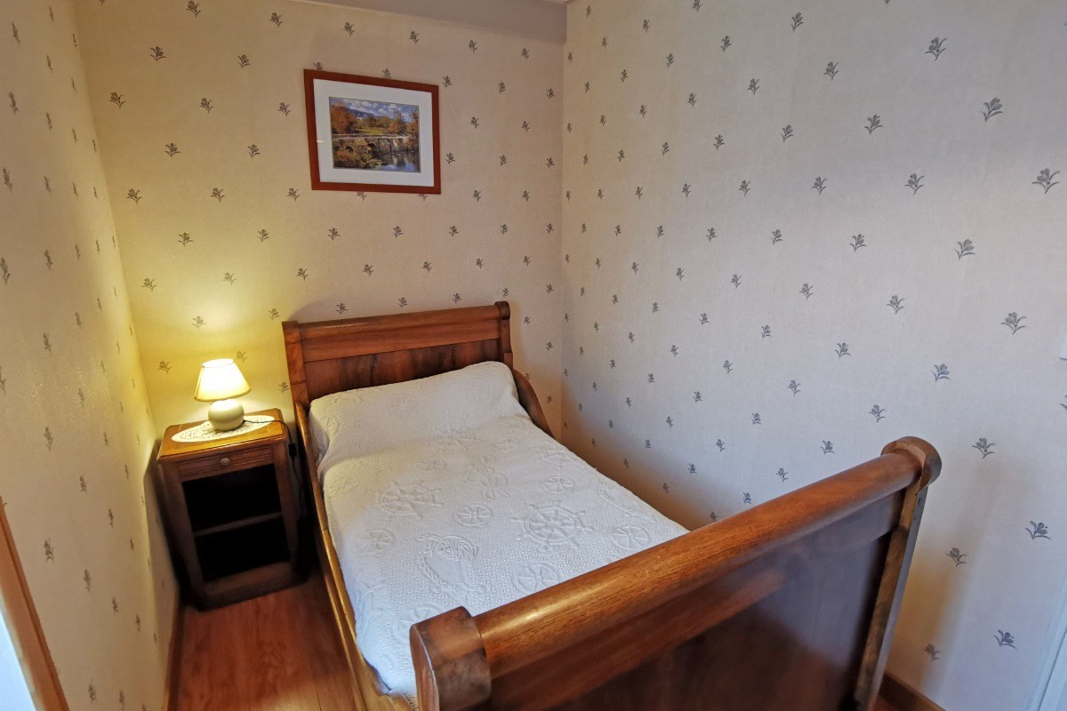 1er étage - 1 chambre avec un lit 90
