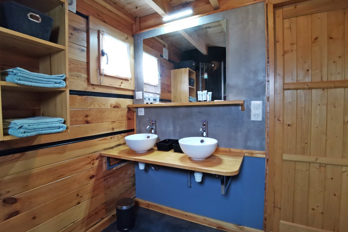 salle d'eau avec double vasque