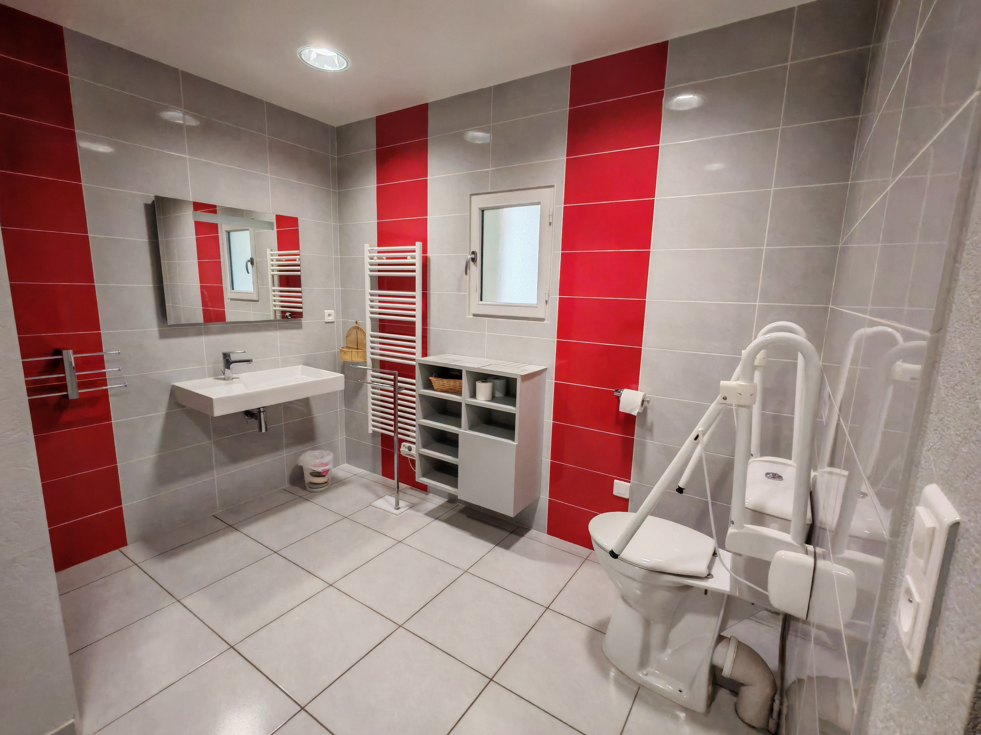 Salle d'eau 1 au rez-de-chaussée adaptée PMR