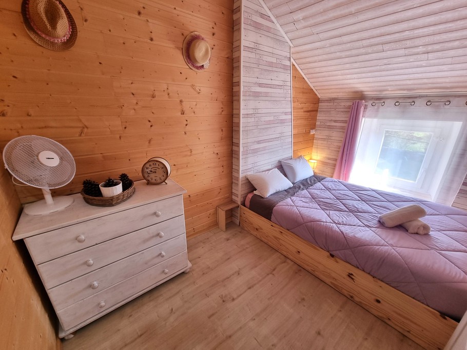 Chambre 6 « Rose-Parme » : 1 lit 140 cm × 190 cm