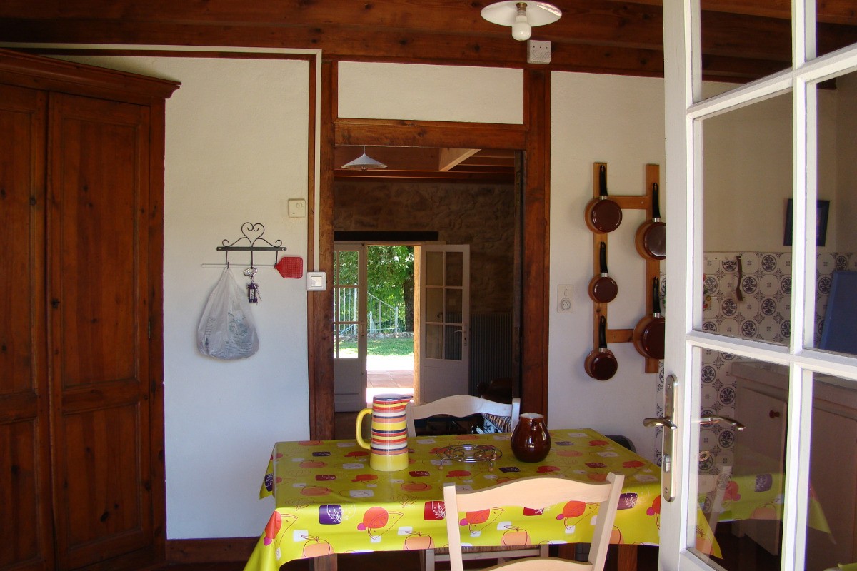 La cuisine , en face le salon.
