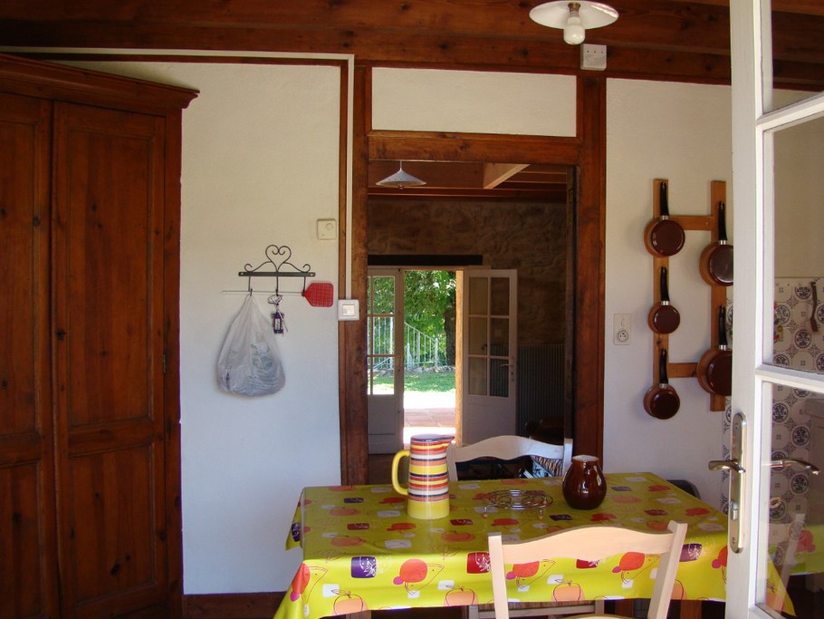 La cuisine , en face le salon.