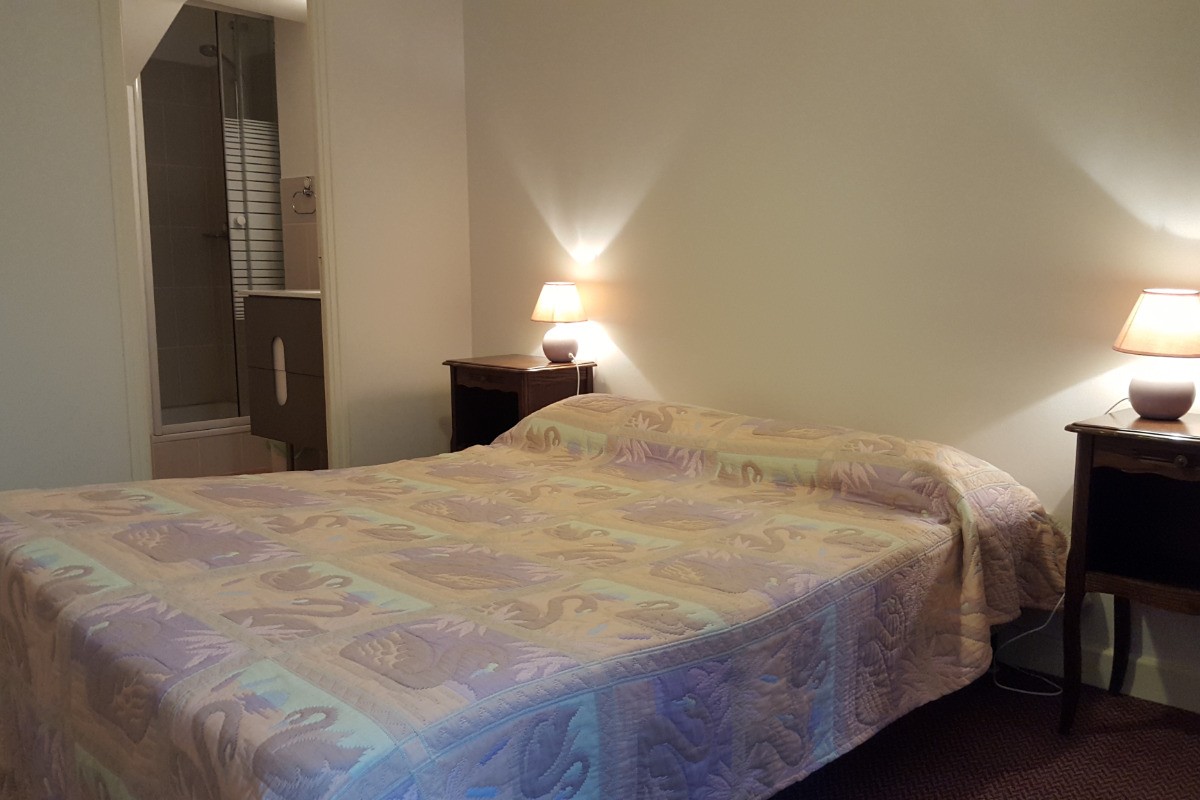 location Île MAudez dans l'ancien hotel Particulier de Marilou dans le coeur de Paimpol (Côtes d'Armor) - Clévacances, location centre ville de Paimpol, Puglisi, Maison de Marilou, île Maudez, la chambre avec lit double 140