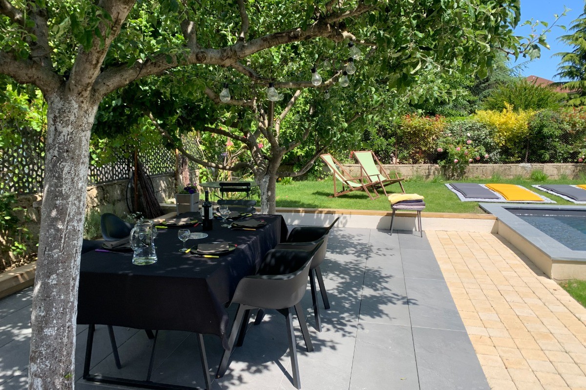 La terrasse ombragée sous les pommiers