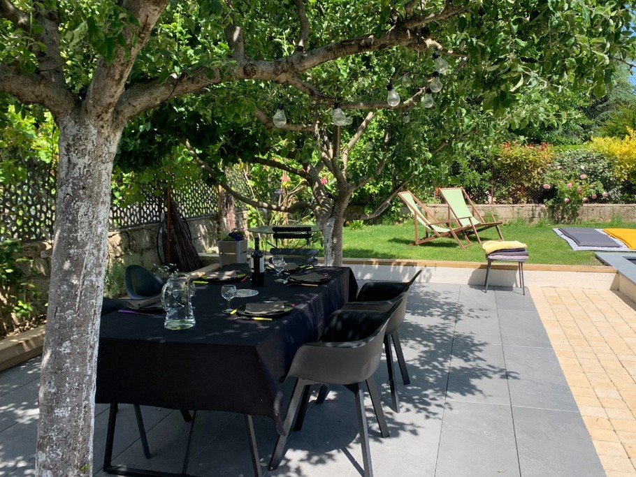 La terrasse ombragée sous les pommiers