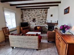 salon agréable avec TV