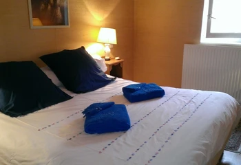 Une chambre confortable avec sa douche et wc privés