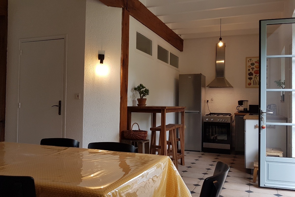 L'espace cuisine dans la pièce de vie au rez-de-chaussée  - Le cellier d'Halouze