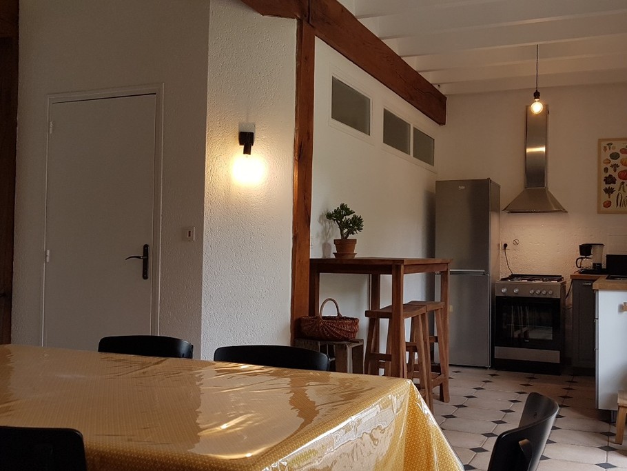 L'espace cuisine dans la pièce de vie au rez-de-chaussée - Le cellier d'Halouze