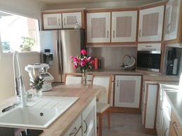 Cuisine commune - Chambre d’hôtes de charme avec piscine, terrasse et vue sur les prairies