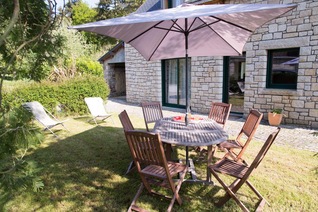 Jardin avec salon de jardin, transat et barbecue