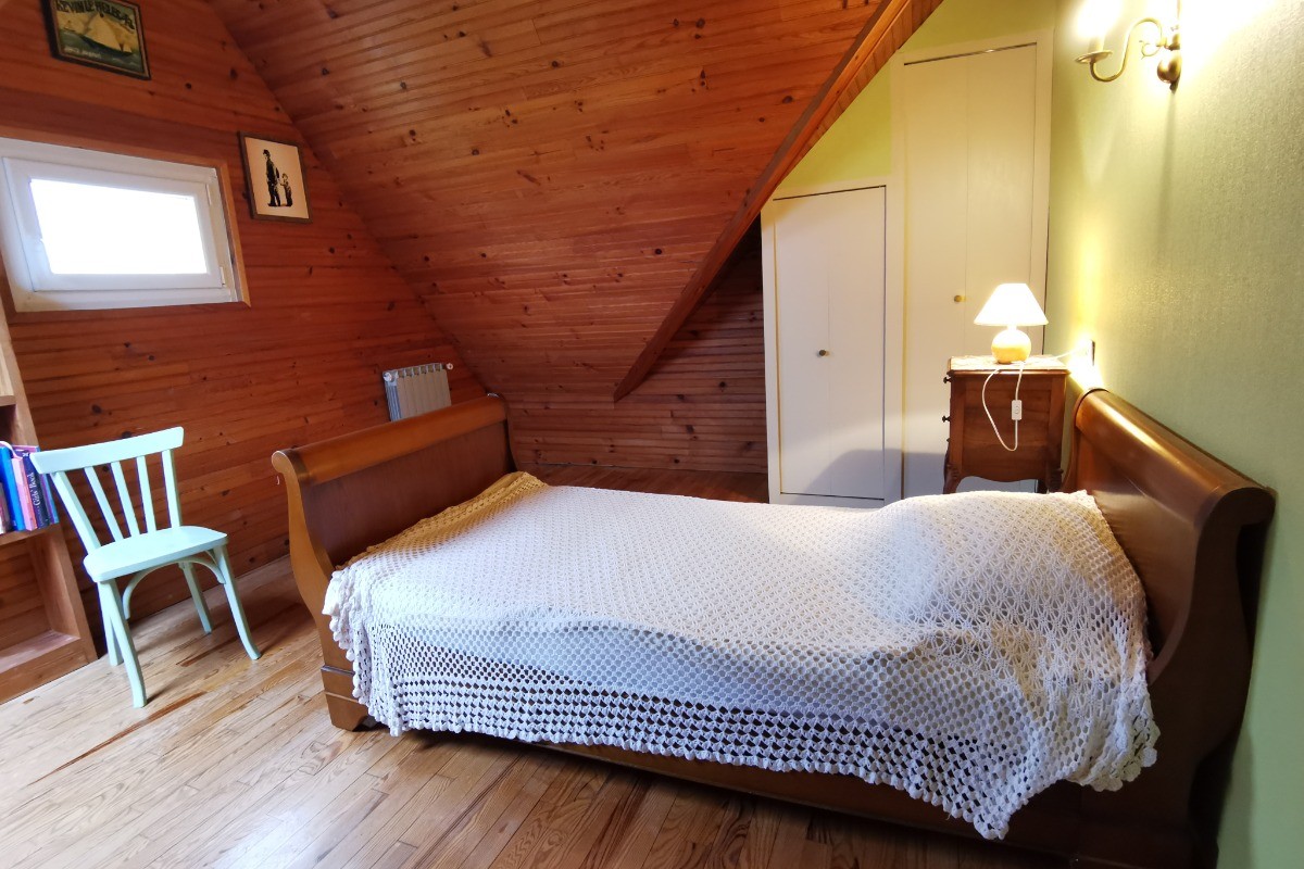 chambre à l'étage avec lit 90