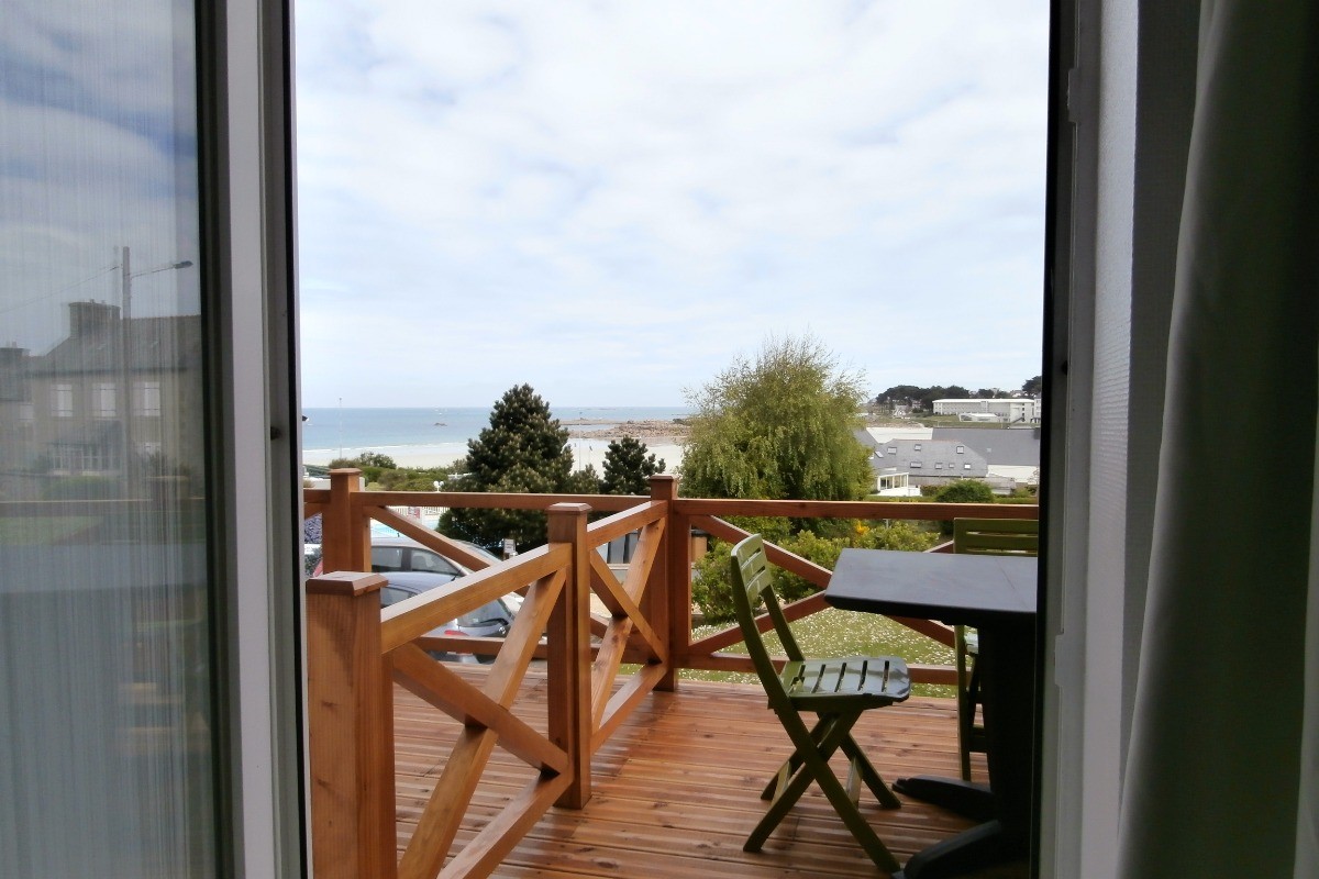 accès à la terrasse face à la mer par la chambre