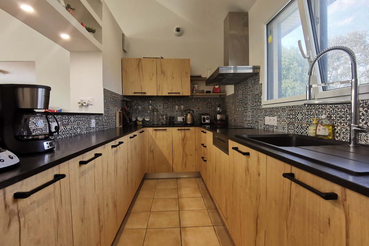 Arrière de la maison avec carport