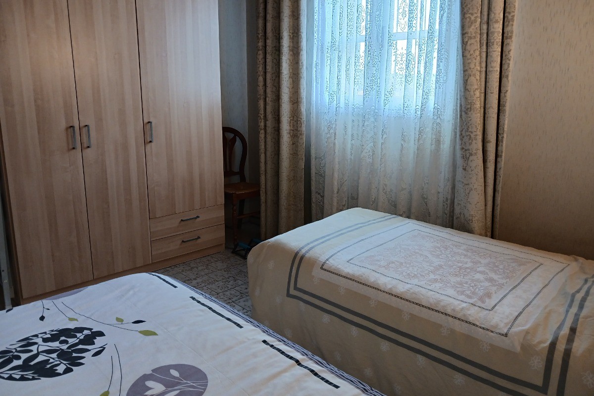 1 chambre avec un lit 130 et un lit 90