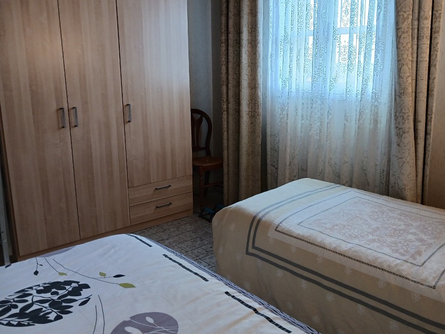 1 chambre avec un lit 130 et un lit 90