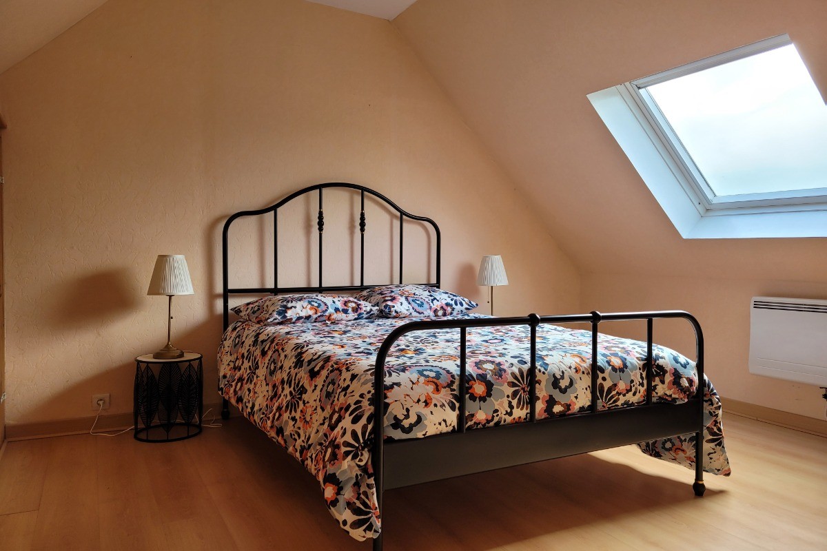 DELCROIX, location,  Clévacances, Runan, chambre étage lit 140
