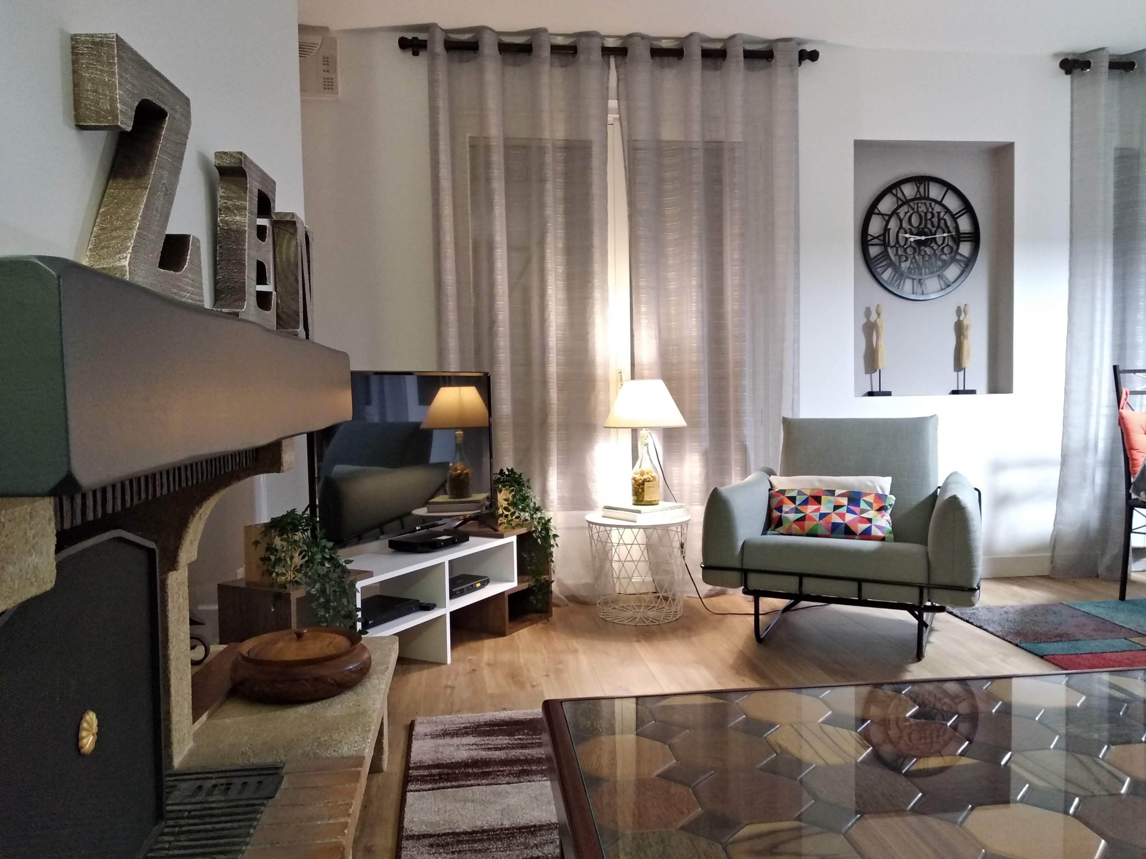 Coin salon en soirée-Villa Bruyeride