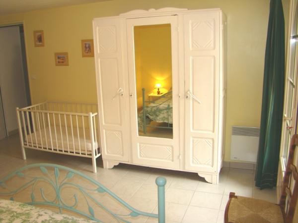 Chambre jaune avec lit de 140 cm et salle d'eau (douche + WC)