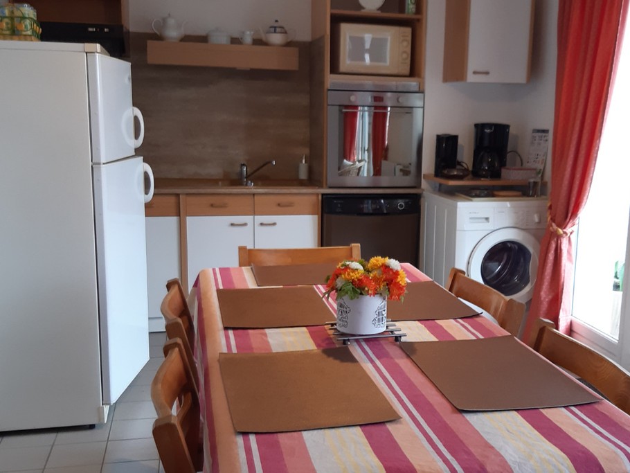 Séjour cuisine avec vue sur le jardin