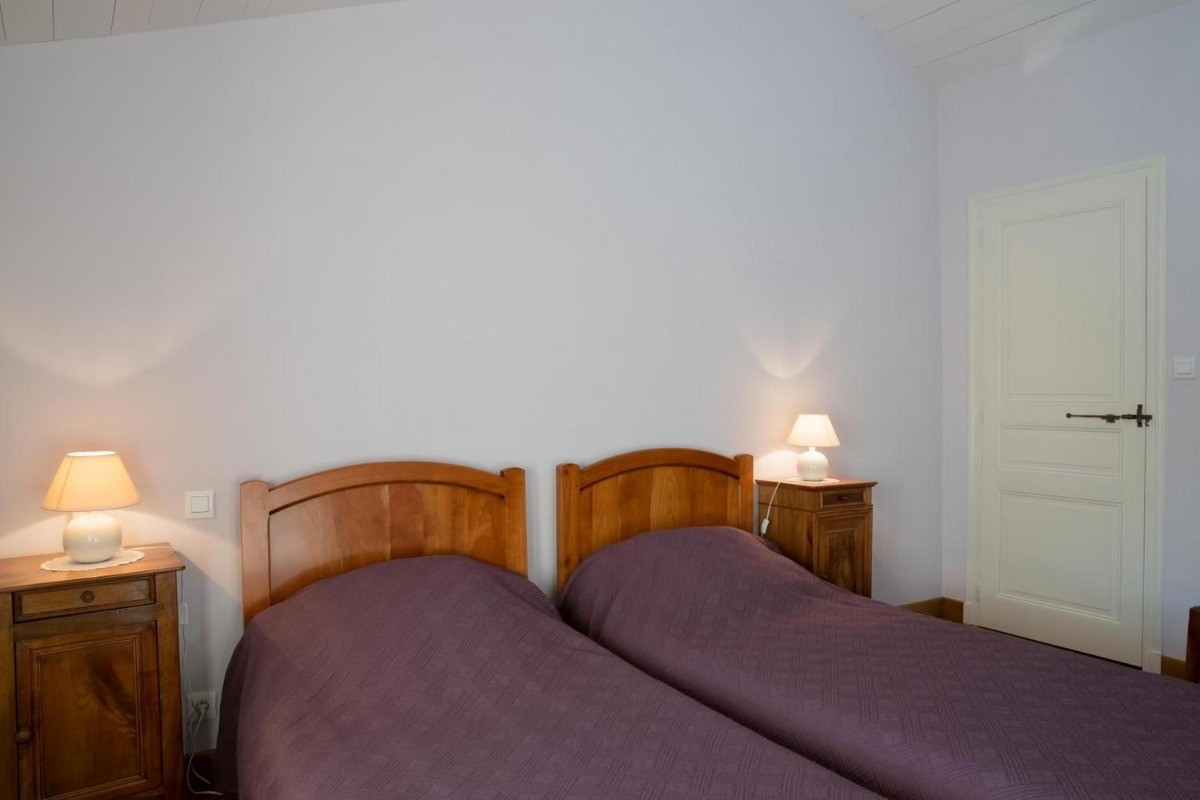 Chambre à l'étage avec deux lits en 90