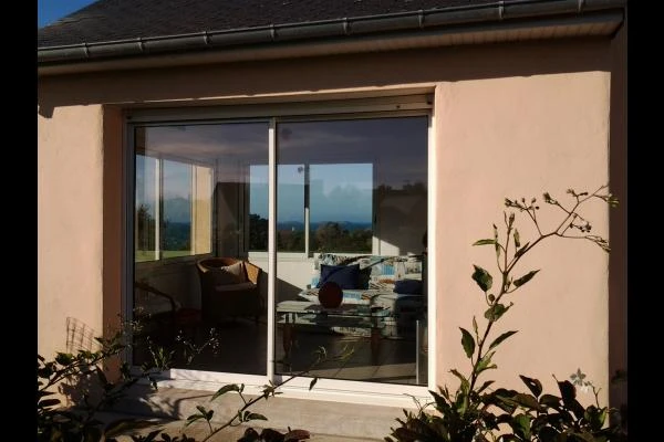 LE MARREC Location Trélevern vue mer depuis l'espace salon