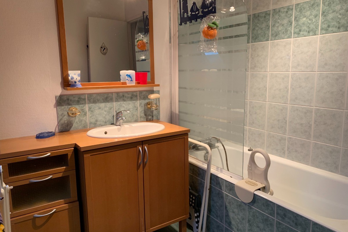 SALLE  DE BAIN  AVEC LAVE LINGE -2 WC SEPARES DE LA SALLE DE BAIN-