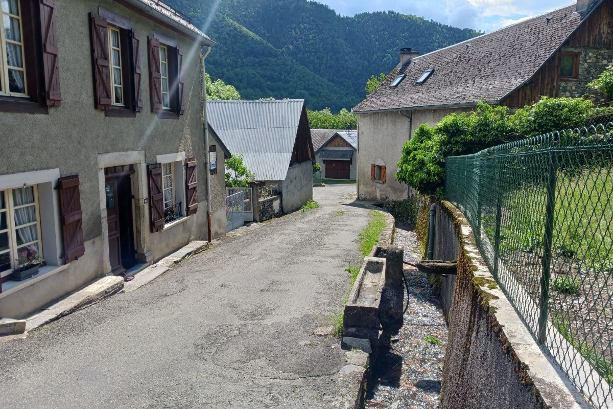 Bassin creusé dans la pierre face à la maison