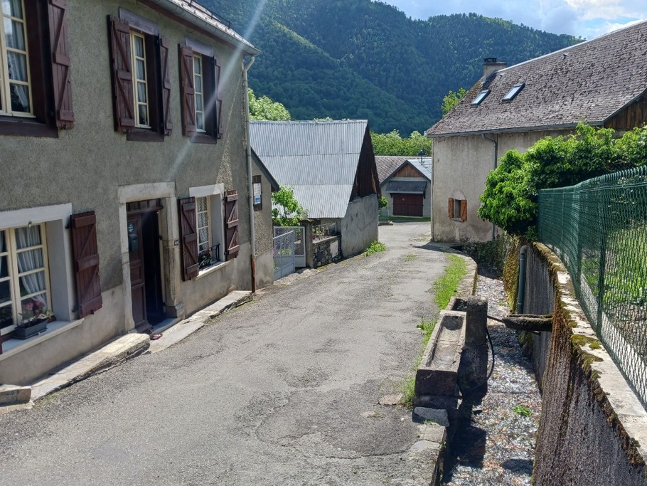 Bassin creusé dans la pierre face à la maison