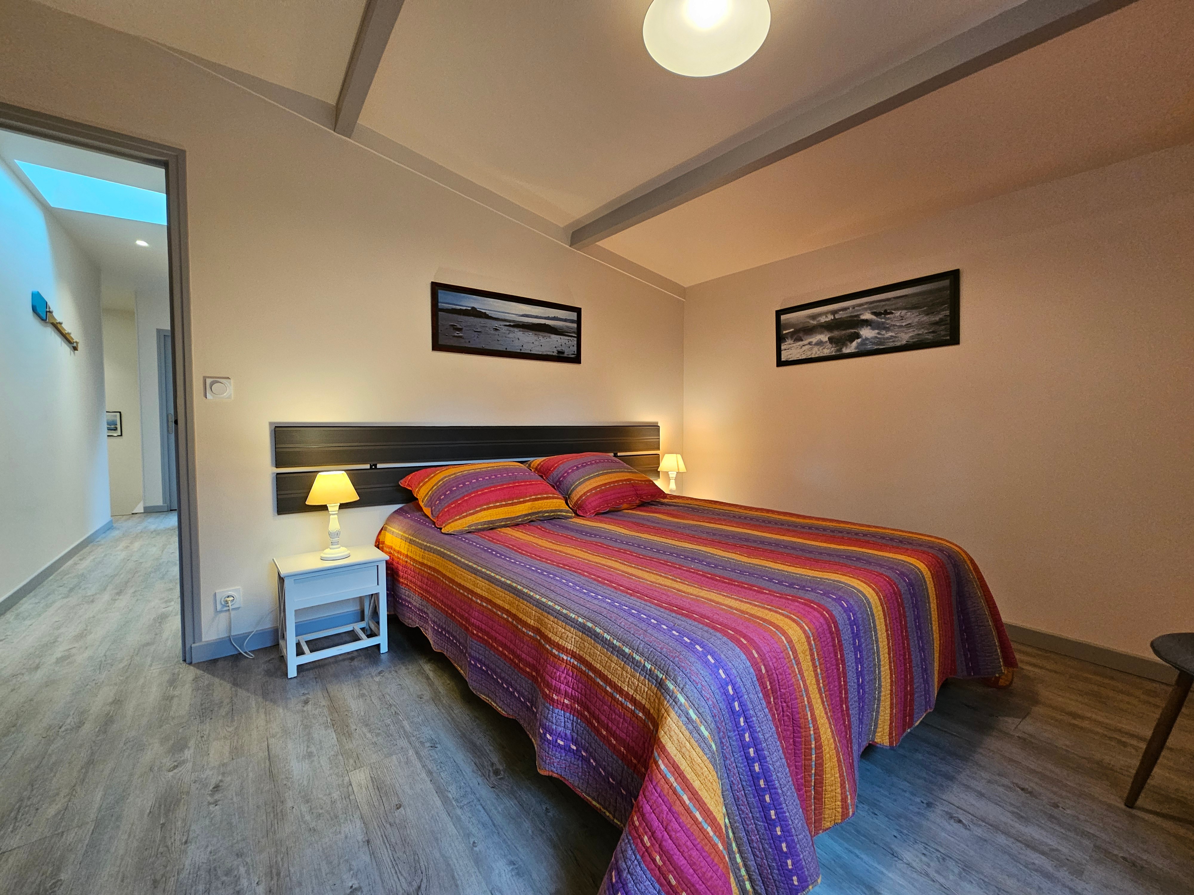 Bedroom for 2 people with a 160 x 200 cm bed and a dressing room