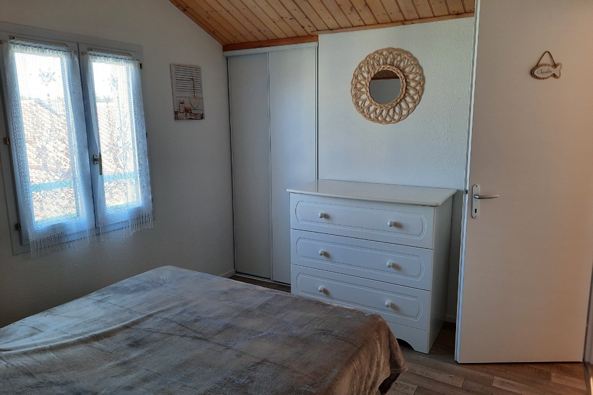 Chambre 1 avec placard et commode