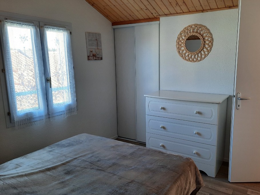 Chambre 1 avec placard et commode